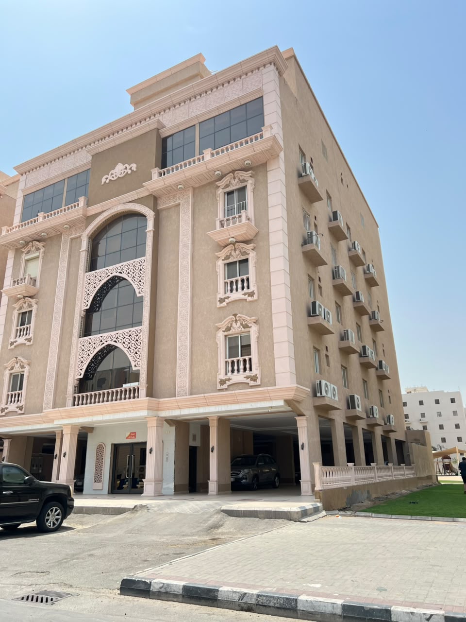 الفيصلية - واجهة كلاسيكية بزخارف جصية ونافذة مقوّسة مزخرفة ومواقف في الدور الأرضي - جدة